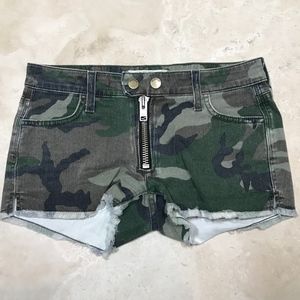 Textile zipper front camo print denim cutoff short